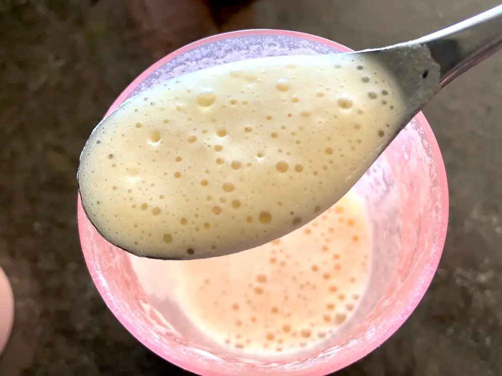 マリネスプロテインのマンゴーを牛乳で割って混ぜ合わせてできたマンゴーミルク